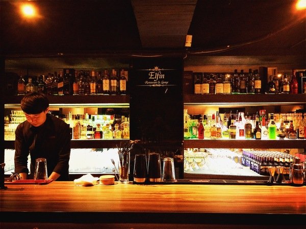 Elfin Restaurant & Lounge:【東區Lounge Bar推薦】Elfin Restaurant & Lounge~美酒、美食都在這~還有零距離魔術秀等你來欣賞!是三五好友放鬆聚會的好所在喔~