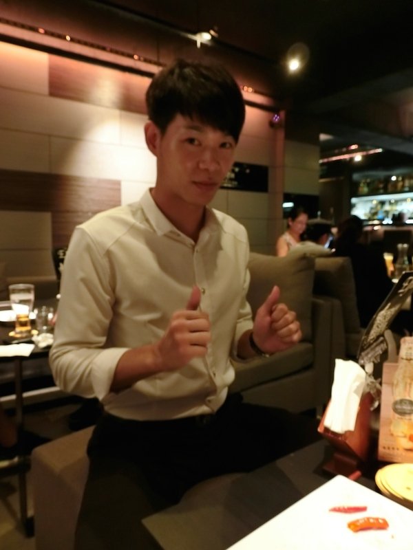 Elfin Restaurant & Lounge:【東區Lounge Bar推薦】Elfin Restaurant & Lounge~美酒、美食都在這~還有零距離魔術秀等你來欣賞!是三五好友放鬆聚會的好所在喔~