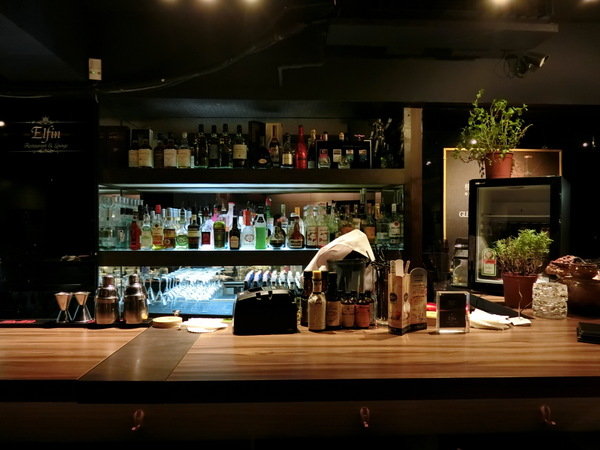 Elfin Restaurant & Lounge:【東區Lounge Bar推薦】Elfin Restaurant & Lounge~美酒、美食都在這~還有零距離魔術秀等你來欣賞!是三五好友放鬆聚會的好所在喔~