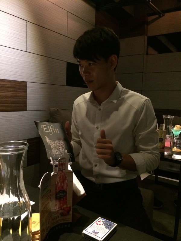 Elfin Restaurant & Lounge:【東區Lounge Bar推薦】Elfin Restaurant & Lounge~美酒、美食都在這~還有零距離魔術秀等你來欣賞!是三五好友放鬆聚會的好所在喔~