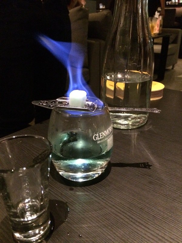 Elfin Restaurant & Lounge:【東區Lounge Bar推薦】Elfin Restaurant & Lounge~美酒、美食都在這~還有零距離魔術秀等你來欣賞!是三五好友放鬆聚會的好所在喔~