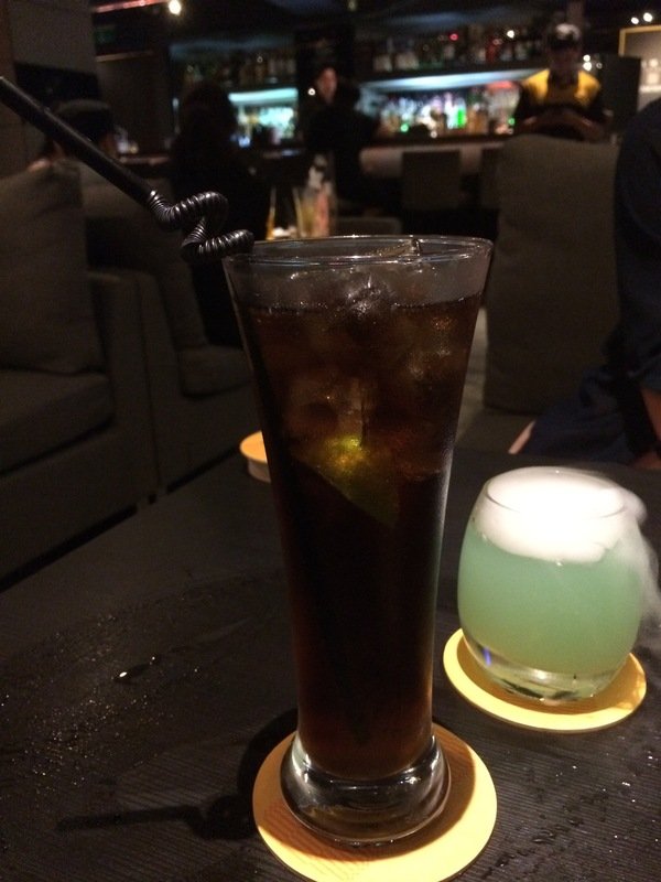 Elfin Restaurant & Lounge:【東區Lounge Bar推薦】Elfin Restaurant & Lounge~美酒、美食都在這~還有零距離魔術秀等你來欣賞!是三五好友放鬆聚會的好所在喔~