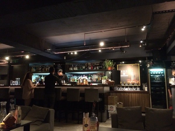 Elfin Restaurant & Lounge:【東區Lounge Bar推薦】Elfin Restaurant & Lounge~美酒、美食都在這~還有零距離魔術秀等你來欣賞!是三五好友放鬆聚會的好所在喔~