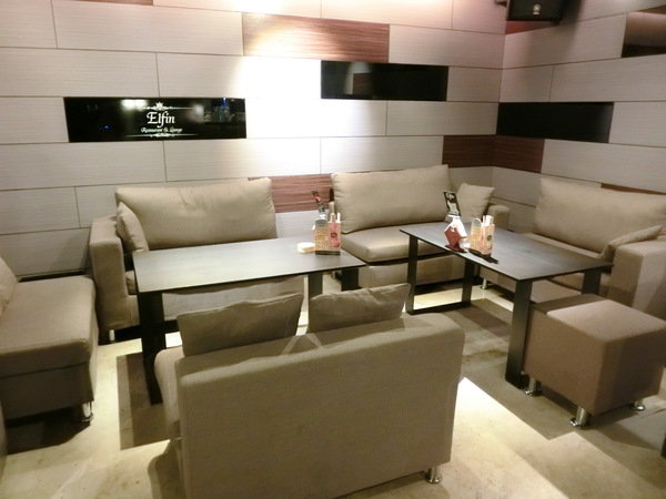 Elfin Restaurant & Lounge:【東區Lounge Bar推薦】Elfin Restaurant & Lounge~美酒、美食都在這~還有零距離魔術秀等你來欣賞!是三五好友放鬆聚會的好所在喔~