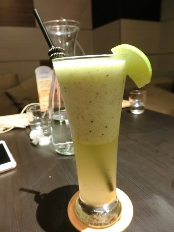 Elfin Restaurant & Lounge:【東區Lounge Bar推薦】Elfin Restaurant & Lounge~美酒、美食都在這~還有零距離魔術秀等你來欣賞!是三五好友放鬆聚會的好所在喔~