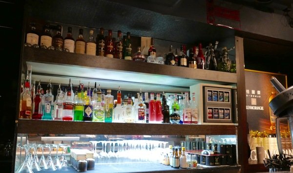 Elfin Restaurant & Lounge：【東區Lounge Bar推薦】Elfin Restaurant & Lounge~美酒、美食有著精靈魔法的氛圍~絕對要帶麻吉好友來放鬆紓壓的好地方喔!