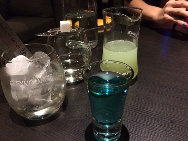 Elfin Restaurant & Lounge:【東區Lounge Bar推薦】Elfin Restaurant & Lounge~美酒、美食都在這~還有零距離魔術秀等你來欣賞!是三五好友放鬆聚會的好所在喔~