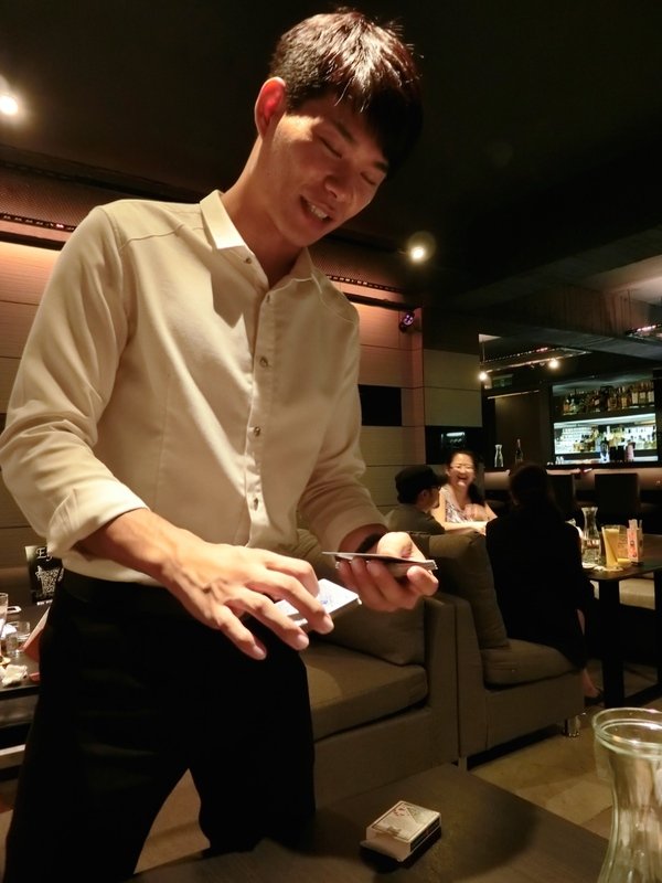 Elfin Restaurant & Lounge:【東區Lounge Bar推薦】Elfin Restaurant & Lounge~美酒、美食都在這~還有零距離魔術秀等你來欣賞!是三五好友放鬆聚會的好所在喔~