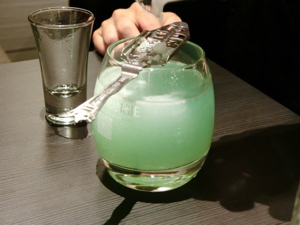 Elfin Restaurant & Lounge:【東區Lounge Bar推薦】Elfin Restaurant & Lounge~美酒、美食都在這~還有零距離魔術秀等你來欣賞!是三五好友放鬆聚會的好所在喔~