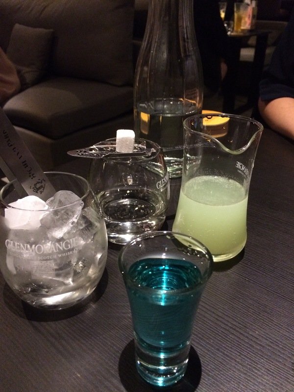 Elfin Restaurant & Lounge:【東區Lounge Bar推薦】Elfin Restaurant & Lounge~美酒、美食都在這~還有零距離魔術秀等你來欣賞!是三五好友放鬆聚會的好所在喔~