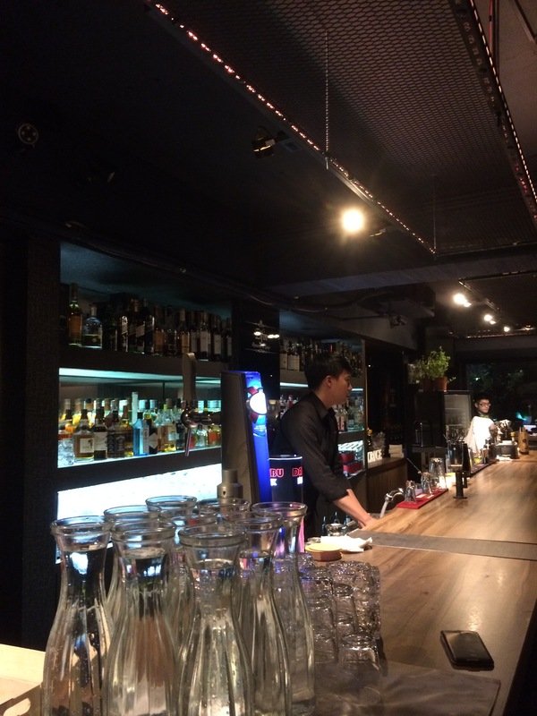 Elfin Restaurant & Lounge:【東區Lounge Bar推薦】Elfin Restaurant & Lounge~美酒、美食都在這~還有零距離魔術秀等你來欣賞!是三五好友放鬆聚會的好所在喔~