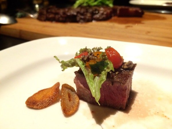 Elfin Restaurant & Lounge:【東區Lounge Bar推薦】Elfin Restaurant & Lounge~美酒、美食都在這~還有零距離魔術秀等你來欣賞!是三五好友放鬆聚會的好所在喔~