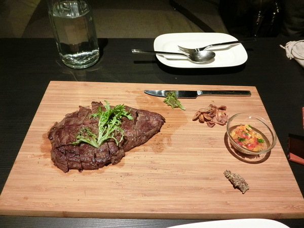 Elfin Restaurant & Lounge:【東區Lounge Bar推薦】Elfin Restaurant & Lounge~美酒、美食都在這~還有零距離魔術秀等你來欣賞!是三五好友放鬆聚會的好所在喔~