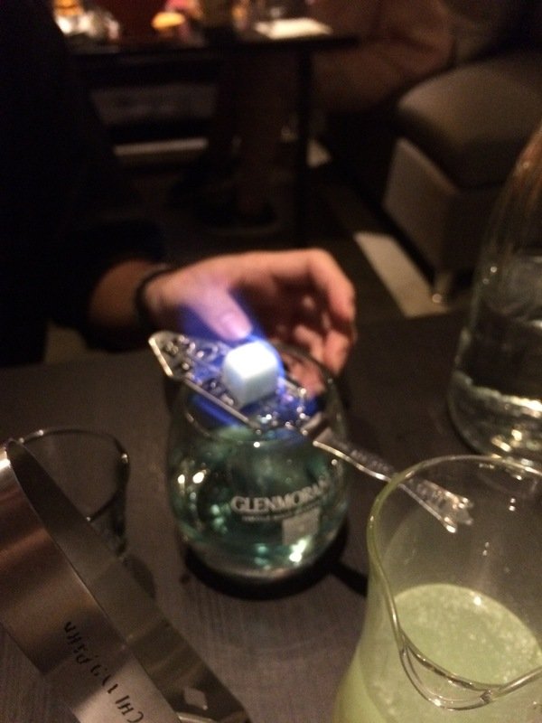 Elfin Restaurant & Lounge:【東區Lounge Bar推薦】Elfin Restaurant & Lounge~美酒、美食都在這~還有零距離魔術秀等你來欣賞!是三五好友放鬆聚會的好所在喔~