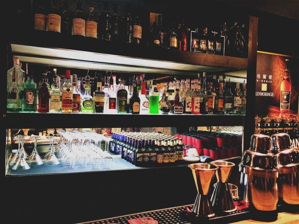 Elfin Restaurant & Lounge:【東區Lounge Bar推薦】Elfin Restaurant & Lounge~美酒、美食都在這~還有零距離魔術秀等你來欣賞!是三五好友放鬆聚會的好所在喔~