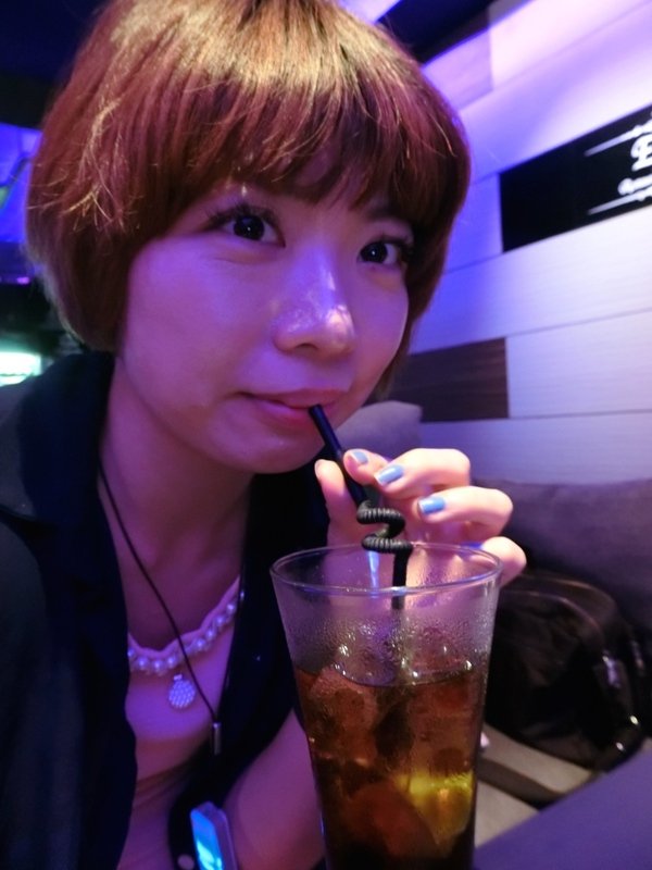 Elfin Restaurant & Lounge:【東區Lounge Bar推薦】Elfin Restaurant & Lounge~美酒、美食都在這~還有零距離魔術秀等你來欣賞!是三五好友放鬆聚會的好所在喔~