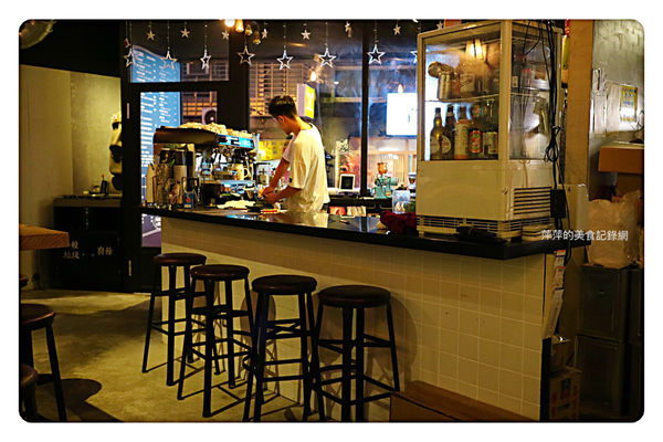 【台北美食】Take Out Burger & Cafe ~ 推薦近通化夜市美式餐廳❤️特製漢堡/炸物/咖啡 - 捷運六張犁站