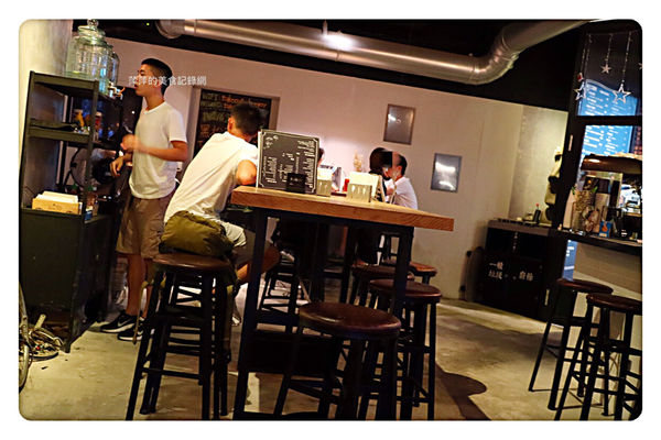 【台北美食】Take Out Burger & Cafe ~ 推薦近通化夜市美式餐廳❤️特製漢堡/炸物/咖啡 - 捷運六張犁站