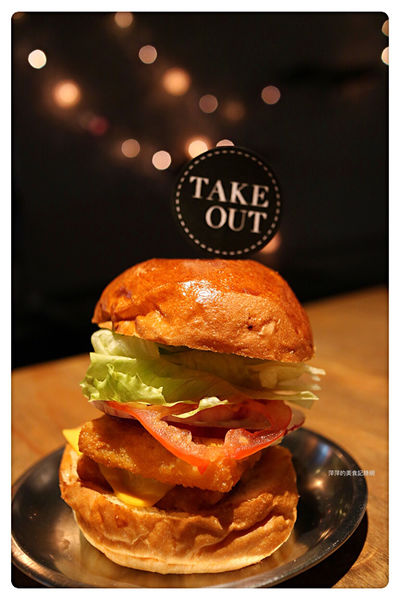 【台北美食】Take Out Burger & Cafe ~ 推薦近通化夜市美式餐廳❤️特製漢堡/炸物/咖啡 - 捷運六張犁站