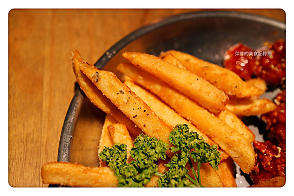 【台北美食】Take Out Burger & Cafe ~ 推薦近通化夜市美式餐廳❤️特製漢堡/炸物/咖啡 - 捷運六張犁站