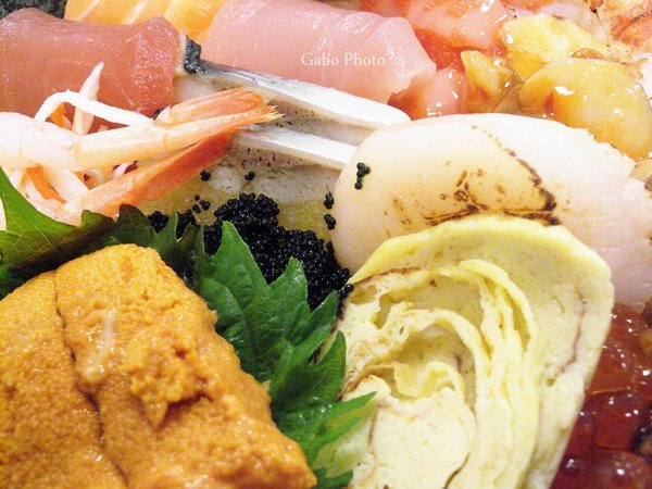 酒鶴壽司：【台南】酒鶴壽司，日式料理／男子漢の食吧丼！足足18種澎湃食材！