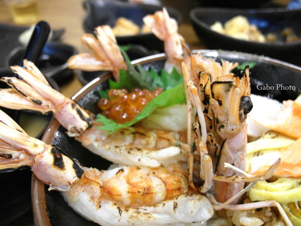 酒鶴壽司：【台南】酒鶴壽司，日式料理／男子漢の食吧丼！足足18種澎湃食材！