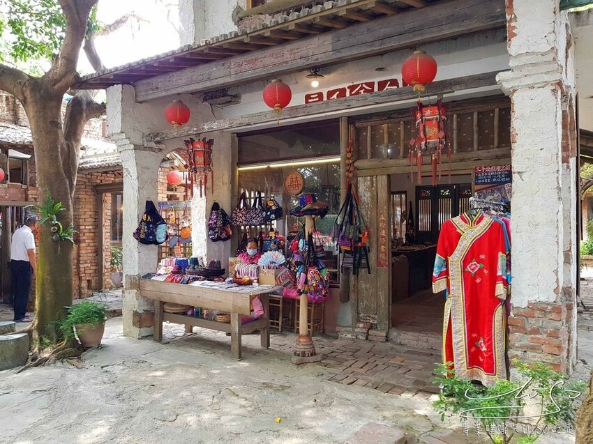 【台南景點】老塘湖藝術村 ➤ 穿越時空化身格格和皇帝,暢遊古城美景!台南學甲景點推薦!老塘湖藝術村戲服