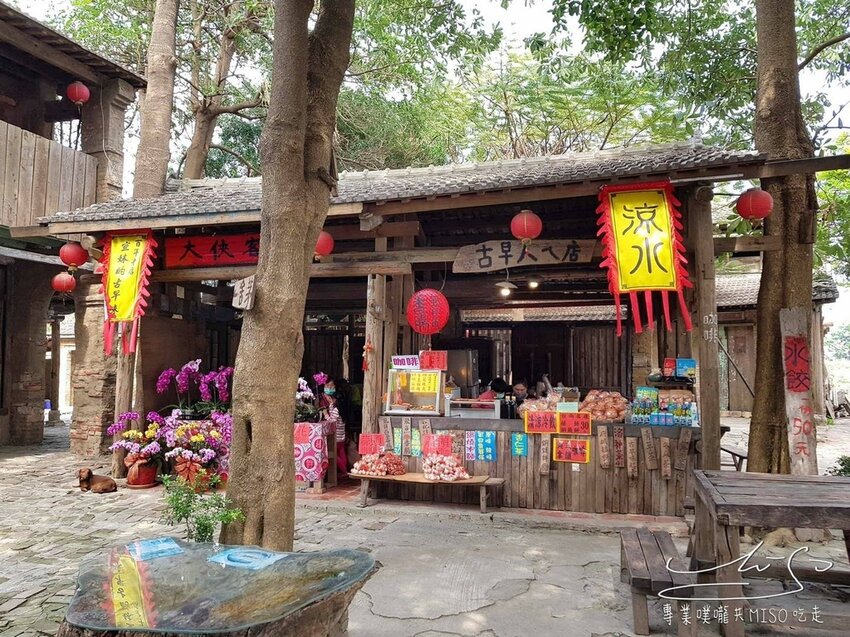 【台南景點】老塘湖藝術村 ➤ 穿越時空化身格格和皇帝,暢遊古城美景!台南學甲景點推薦!老塘湖藝術村戲服