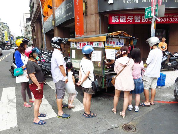 【三重美食】無名蔥油餅-人潮爆滿，晚來吃不到-忠孝路永福路