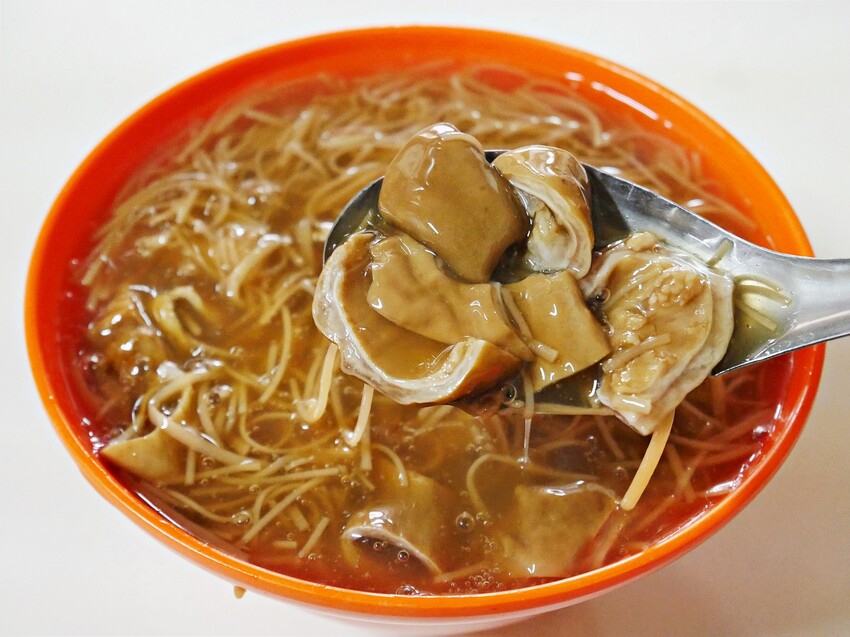 三重人氣大腸麵線,老饕都說懂吃的人都加腸,還必須加辣加九層塔