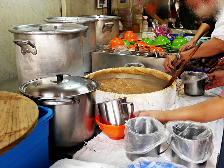 三重人氣大腸麵線,老饕都說懂吃的人都加腸,還必須加辣加九層塔