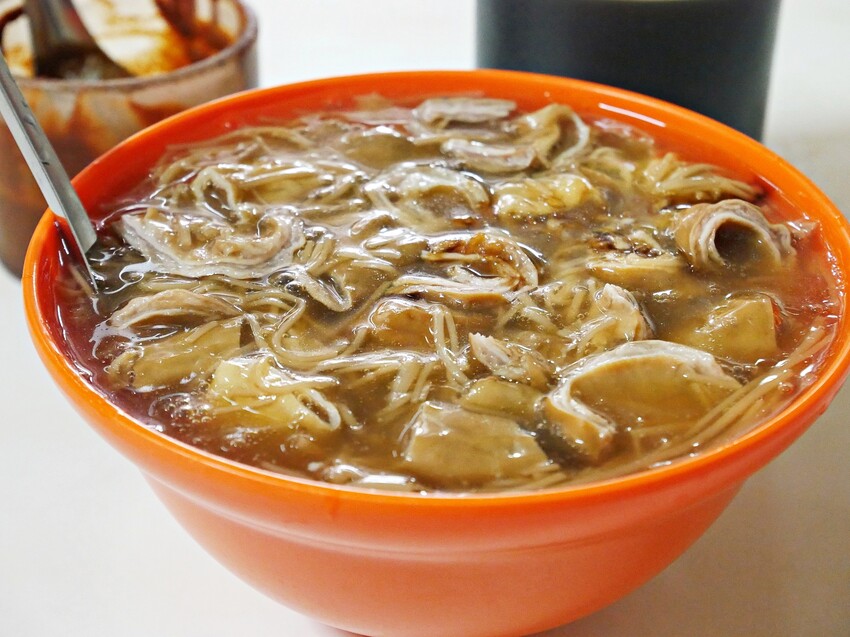 三重人氣大腸麵線,老饕都說懂吃的人都加腸,還必須加辣加九層塔