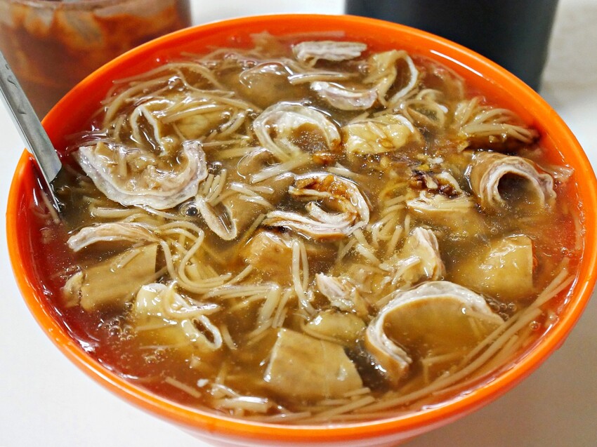 三重人氣大腸麵線,老饕都說懂吃的人都加腸,還必須加辣加九層塔