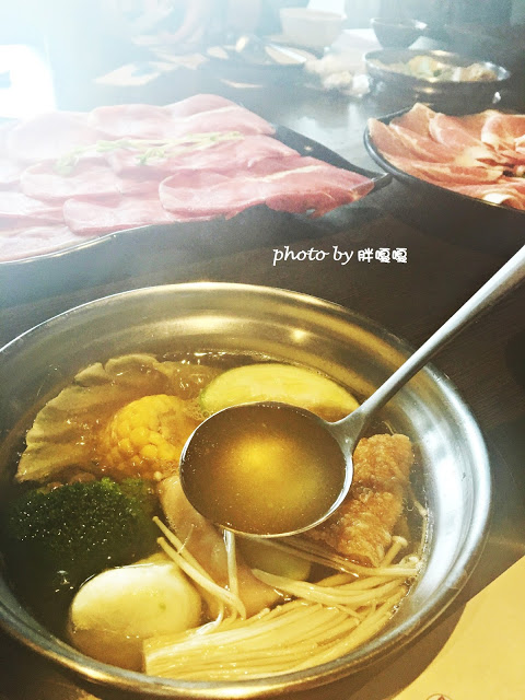 【台中 西屯】食在好鍋精緻鍋物 #肉盤給的超級大方，一起大口咬肉，大口喝湯，cp值破表，飲品暢飲、冰淇淋吃到飽