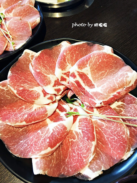 【台中 西屯】食在好鍋精緻鍋物 #肉盤給的超級大方，一起大口咬肉，大口喝湯，cp值破表，飲品暢飲、冰淇淋吃到飽