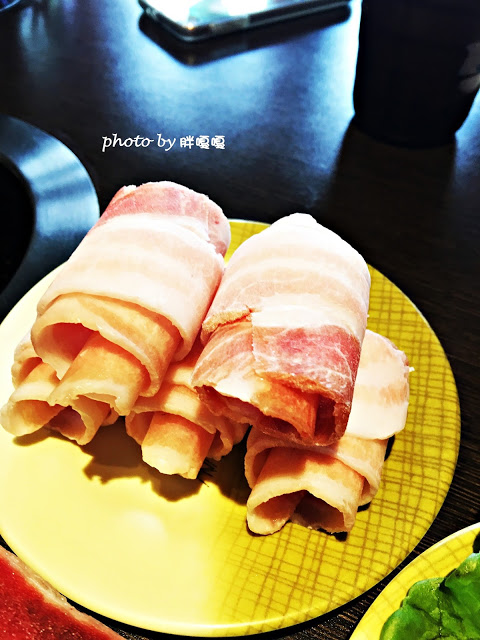 【台中 西屯】食在好鍋精緻鍋物 #肉盤給的超級大方，一起大口咬肉，大口喝湯，cp值破表，飲品暢飲、冰淇淋吃到飽