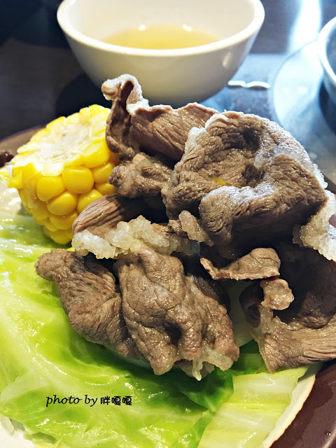 【台中 西屯】食在好鍋精緻鍋物 #肉盤給的超級大方，一起大口咬肉，大口喝湯，cp值破表，飲品暢飲、冰淇淋吃到飽