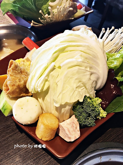【台中 西屯】食在好鍋精緻鍋物 #肉盤給的超級大方，一起大口咬肉，大口喝湯，cp值破表，飲品暢飲、冰淇淋吃到飽