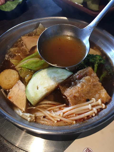 【台中 西屯】食在好鍋精緻鍋物 #肉盤給的超級大方，一起大口咬肉，大口喝湯，cp值破表，飲品暢飲、冰淇淋吃到飽