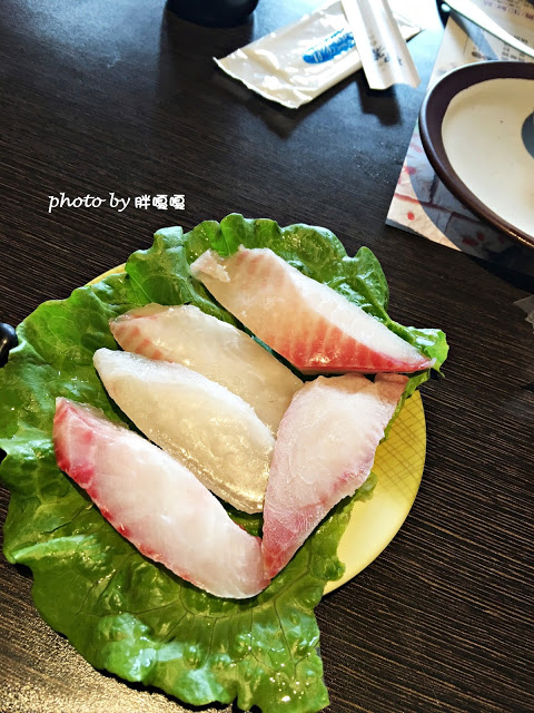 【台中 西屯】食在好鍋精緻鍋物 #肉盤給的超級大方，一起大口咬肉，大口喝湯，cp值破表，飲品暢飲、冰淇淋吃到飽