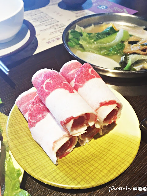 【台中 西屯】食在好鍋精緻鍋物 #肉盤給的超級大方，一起大口咬肉，大口喝湯，cp值破表，飲品暢飲、冰淇淋吃到飽