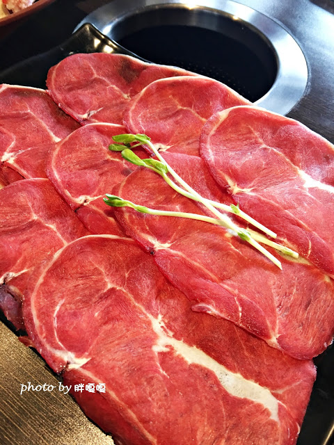 【台中 西屯】食在好鍋精緻鍋物 #肉盤給的超級大方，一起大口咬肉，大口喝湯，cp值破表，飲品暢飲、冰淇淋吃到飽