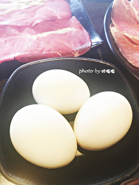 【台中 西屯】食在好鍋精緻鍋物 #肉盤給的超級大方，一起大口咬肉，大口喝湯，cp值破表，飲品暢飲、冰淇淋吃到飽