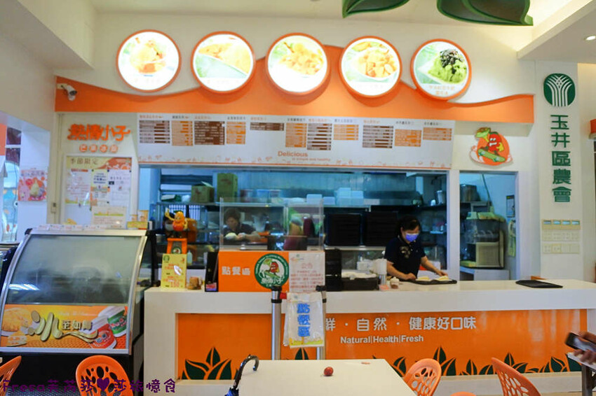 台南冰品【熱情小子芒果冰】玉井老街農會超舒適冰店.滿滿芒果疊成小山.細緻雪綿冰芒果香│千層蛋糕│玉井美食 - Fresa芙芮莎♥莎旅憶食