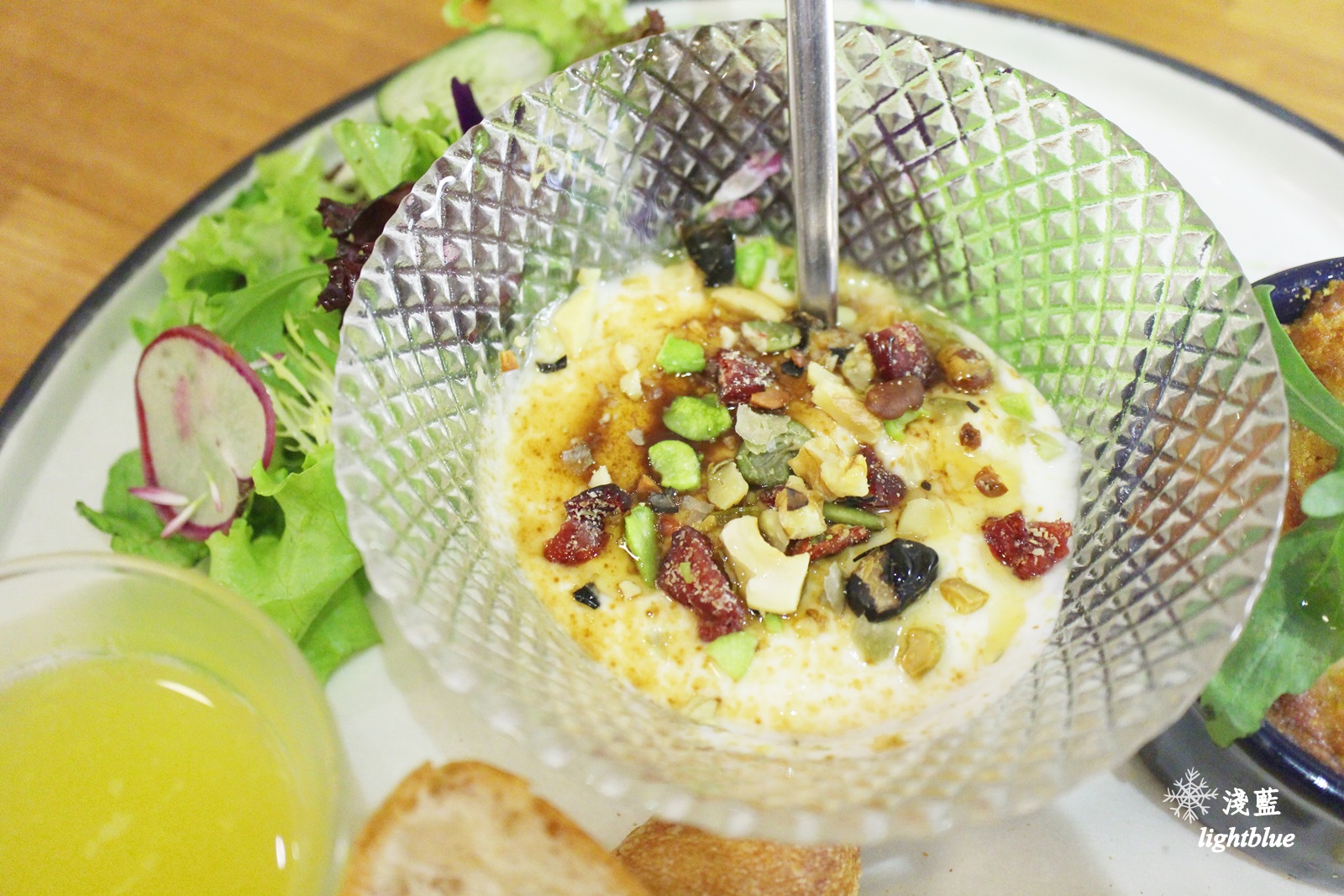 [ 中正紀念堂站美食 ] 淺藍 × 生活在他方 elsewhere cafe～草莓、抹茶千層，還有主廚特製無菜單早午餐