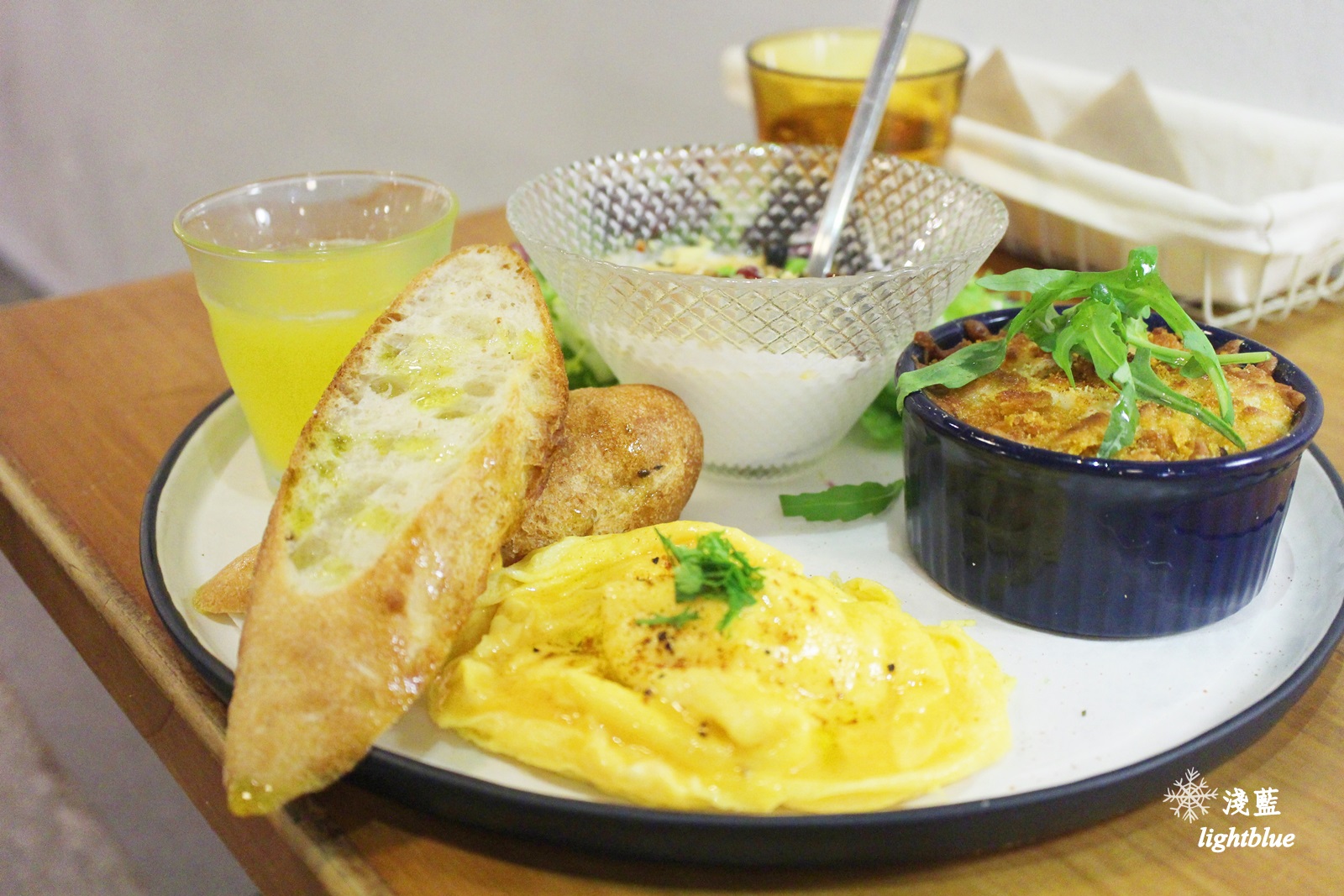 [ 中正紀念堂站美食 ] 淺藍 × 生活在他方 elsewhere cafe～草莓、抹茶千層，還有主廚特製無菜單早午餐