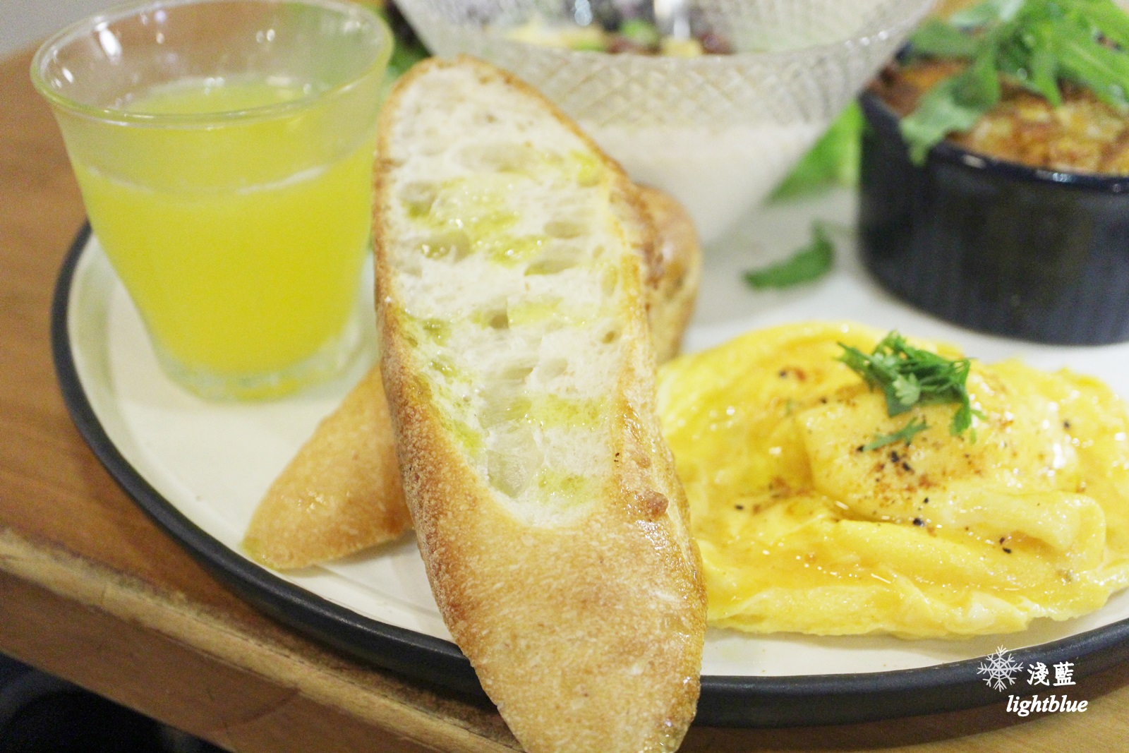 [ 中正紀念堂站美食 ] 淺藍 × 生活在他方 elsewhere cafe～草莓、抹茶千層，還有主廚特製無菜單早午餐