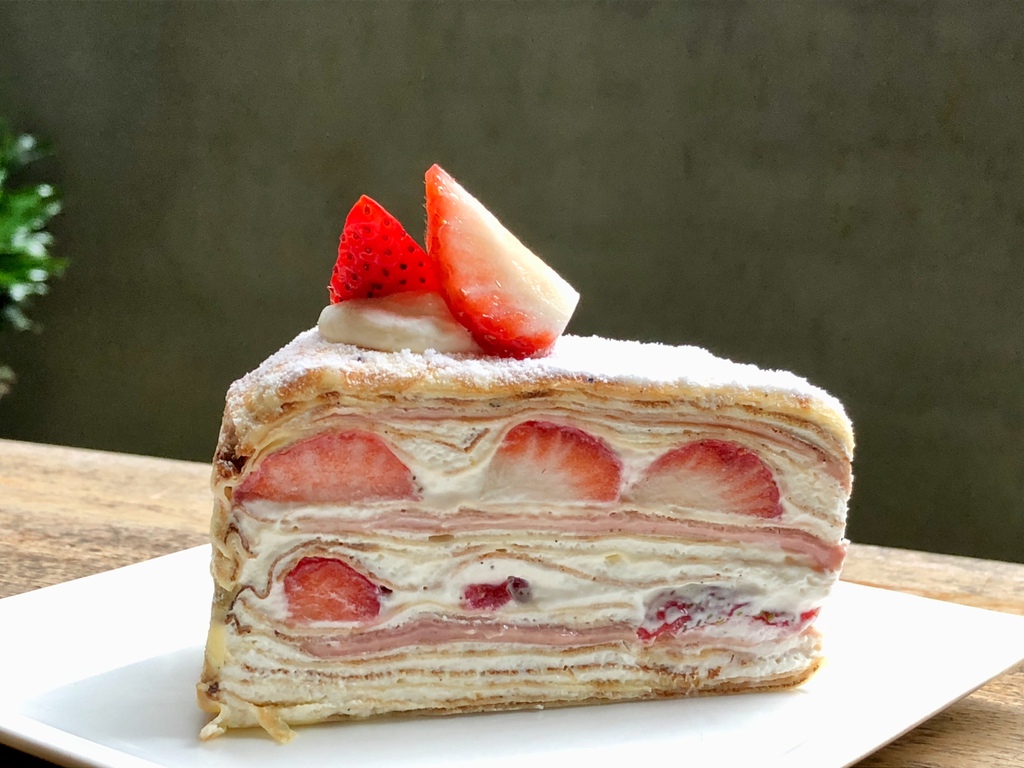 【台北|中正紀念堂站】生活在他方 elsewhere cafe_季節限定的原味草莓千層_濃郁的可可千層讓人吃到淚流滿面