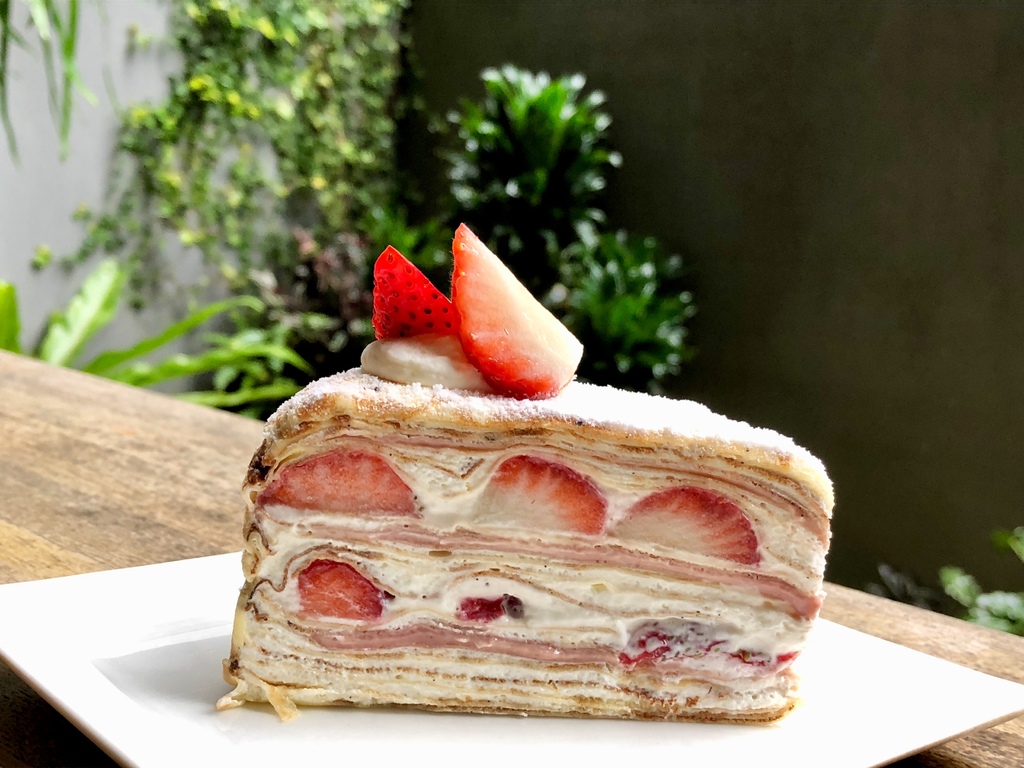 【台北|中正紀念堂站】生活在他方 elsewhere cafe_季節限定的原味草莓千層_濃郁的可可千層讓人吃到淚流滿面