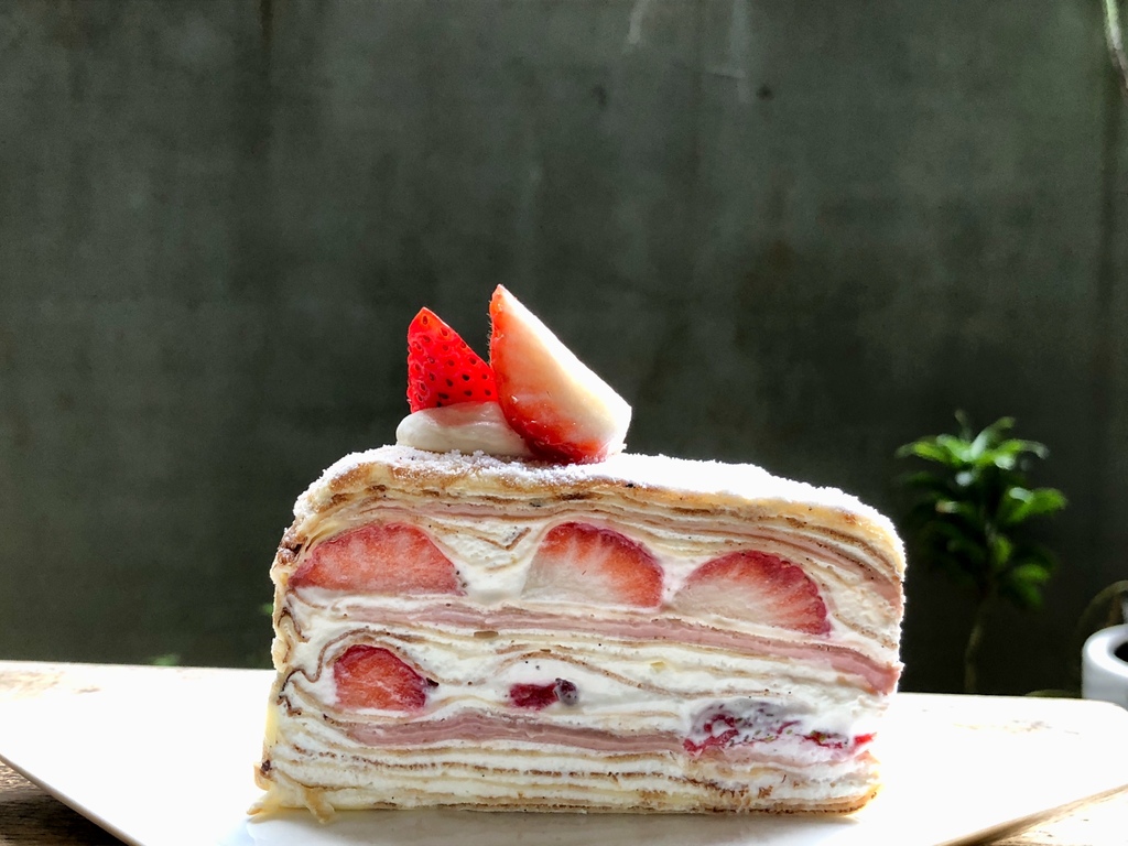 【台北|中正紀念堂站】生活在他方 elsewhere cafe_季節限定的原味草莓千層_濃郁的可可千層讓人吃到淚流滿面
